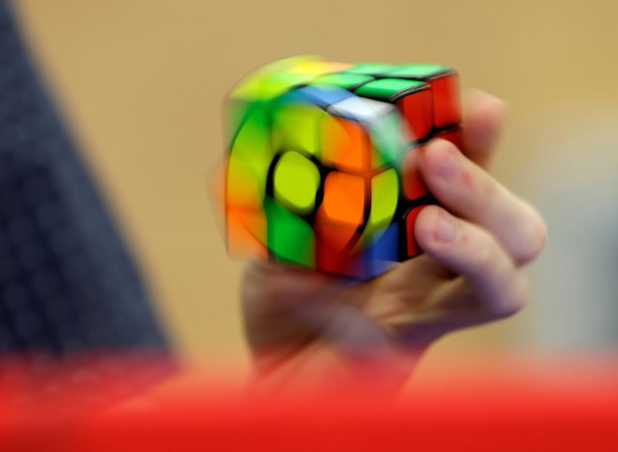 ¿Resolver un cubo de Rubik con los pies?