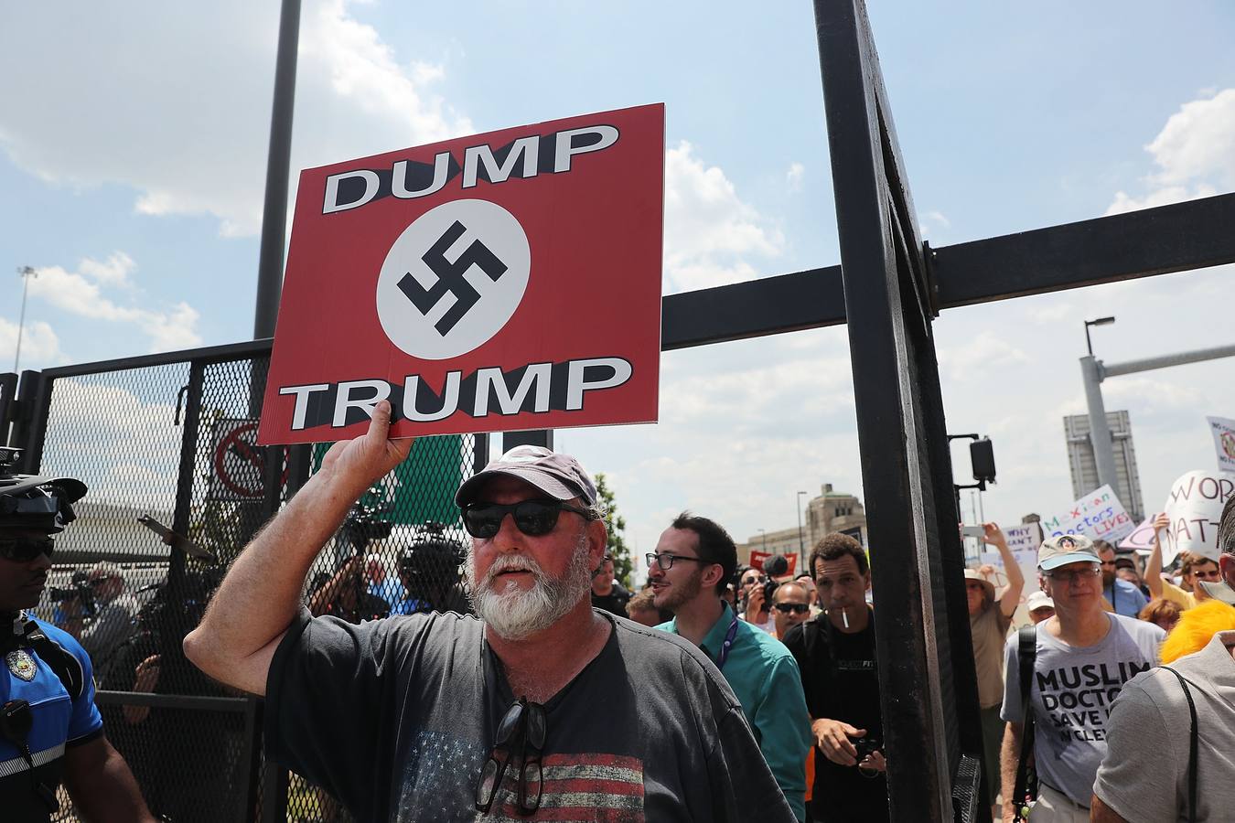 Cleveland clama contra Trump