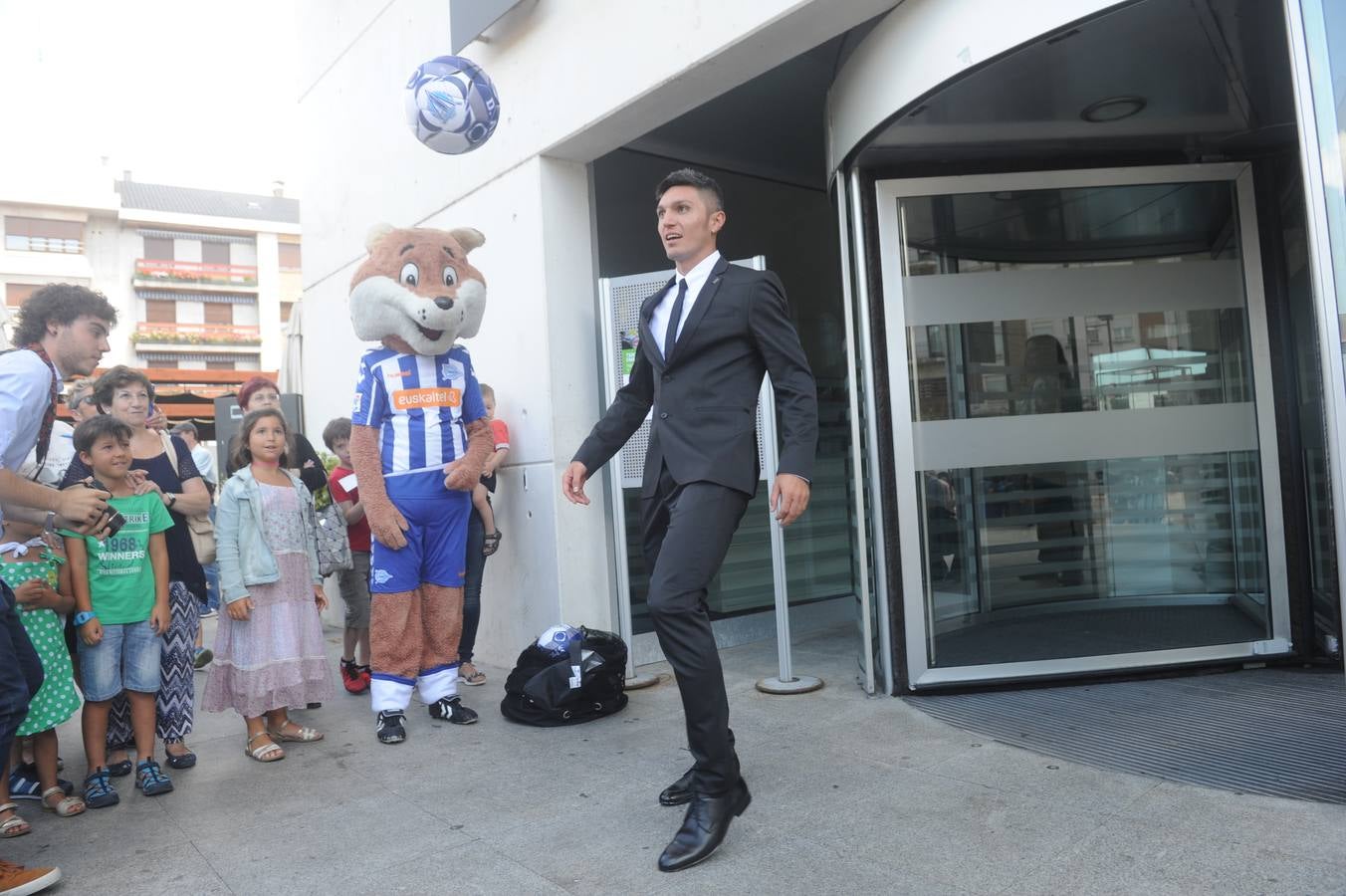 El Alavés presenta a Daniel Torres