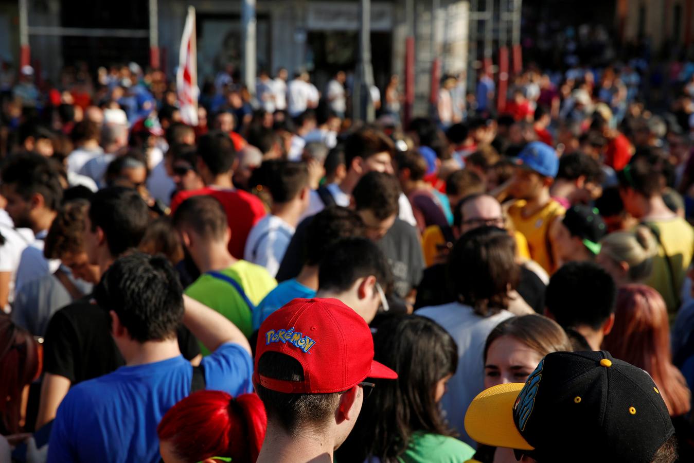 Miles de entrenadores pokémon abarrotan la Puerta del Sol y el parque El Retiro, en Madrid