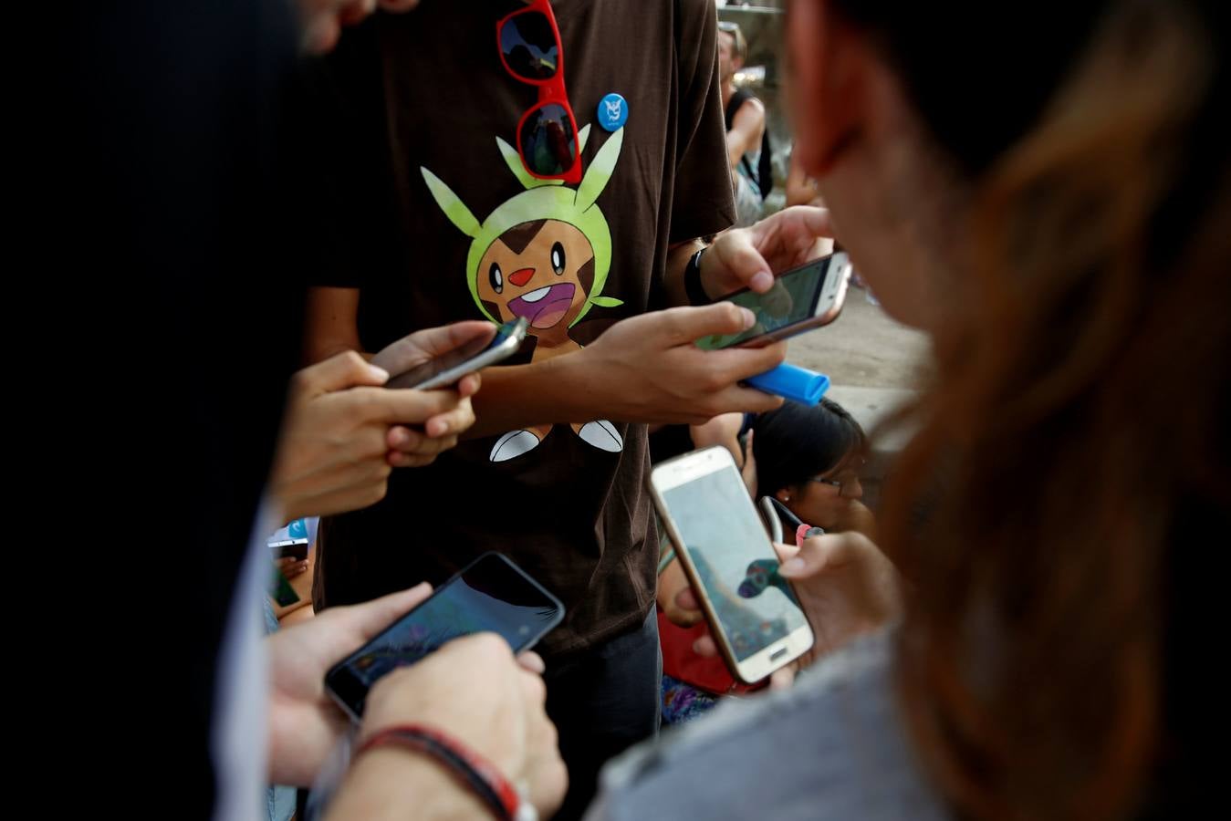 Miles de entrenadores pokémon abarrotan la Puerta del Sol y el parque El Retiro, en Madrid