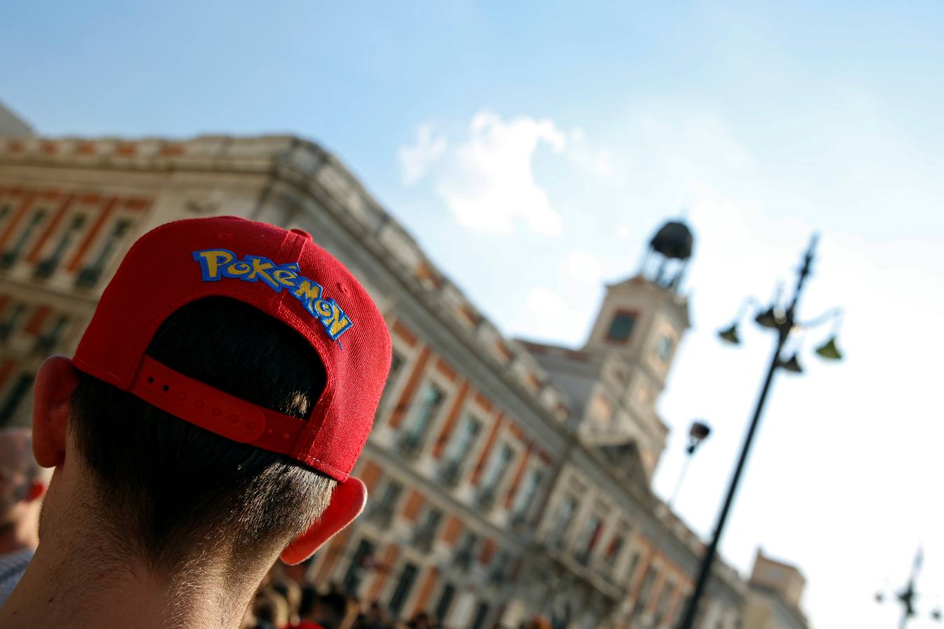 Miles de entrenadores pokémon abarrotan la Puerta del Sol y el parque El Retiro, en Madrid