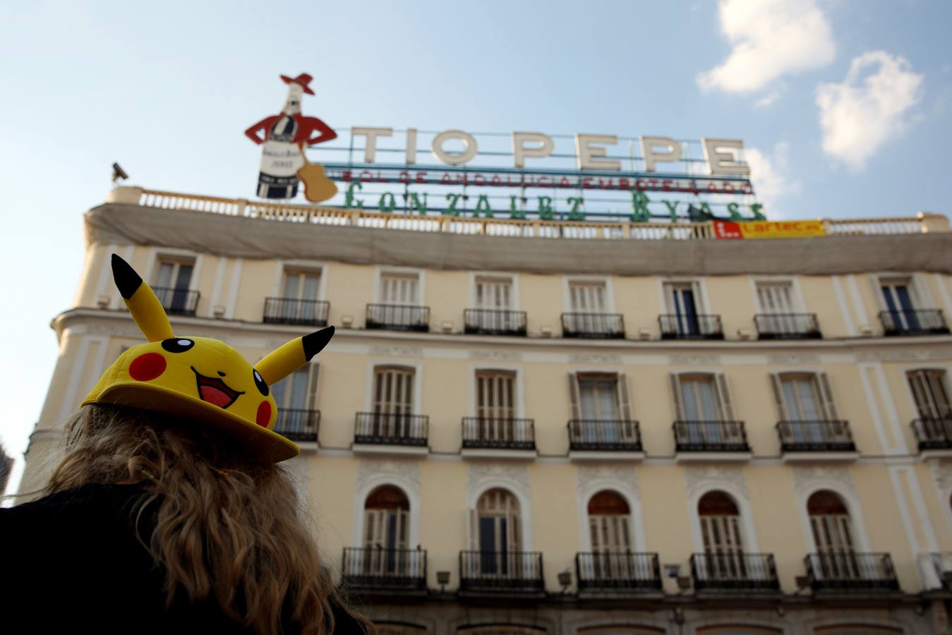 Miles de entrenadores pokémon abarrotan la Puerta del Sol y el parque El Retiro, en Madrid