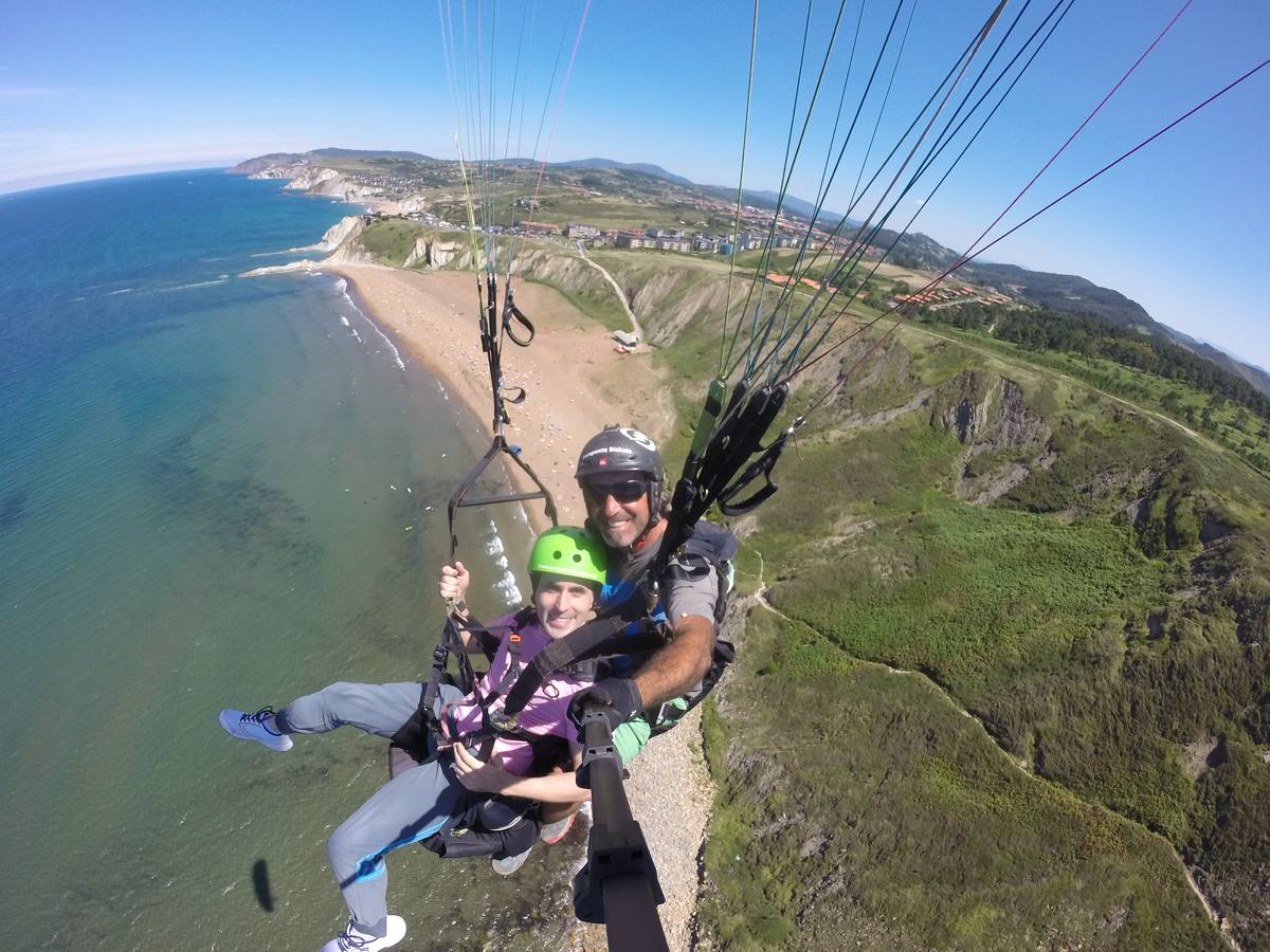 Nuestro compañero Erlantz Gude practicando parapente en Sopelana.