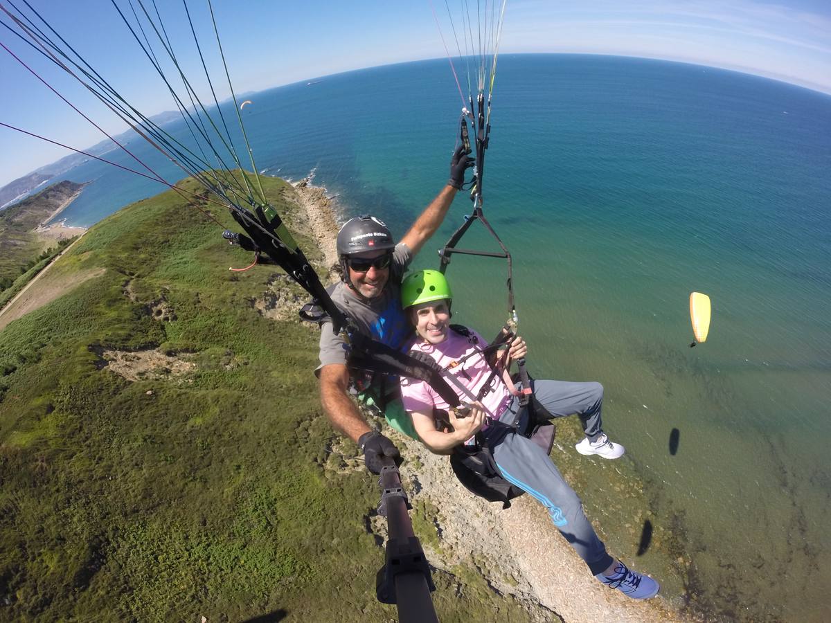 Nuestro compañero Erlantz Gude practicando parapente en Sopelana.