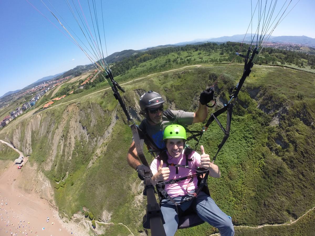 Nuestro compañero Erlantz Gude practicando parapente en Sopelana.