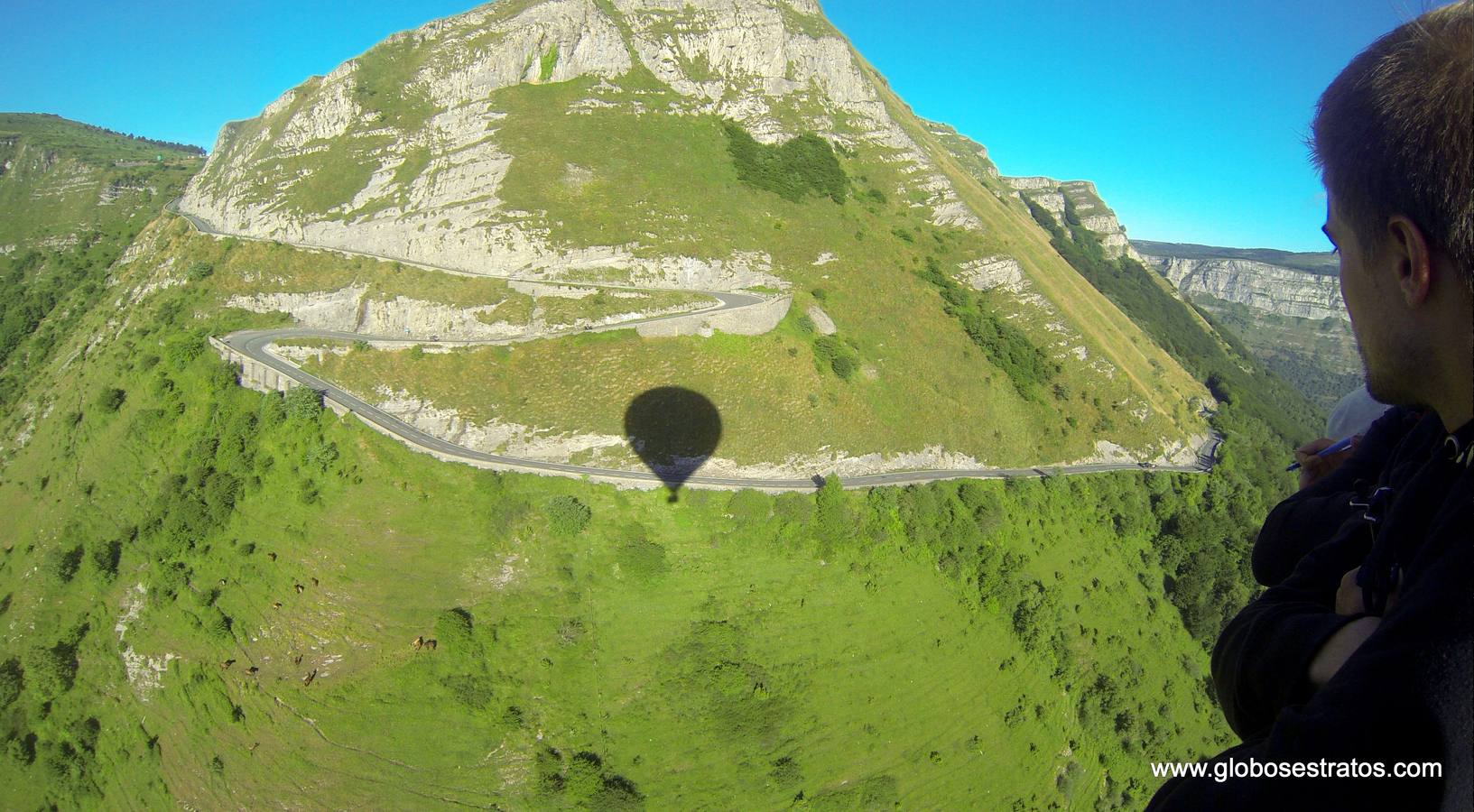 La sombra del globo en Sierra Salvada.