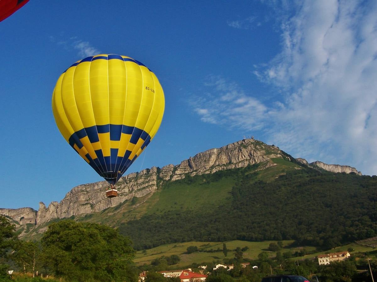 El globo sobrevuela el valle de Orduña, con el santuario de La Antigua al fondo.