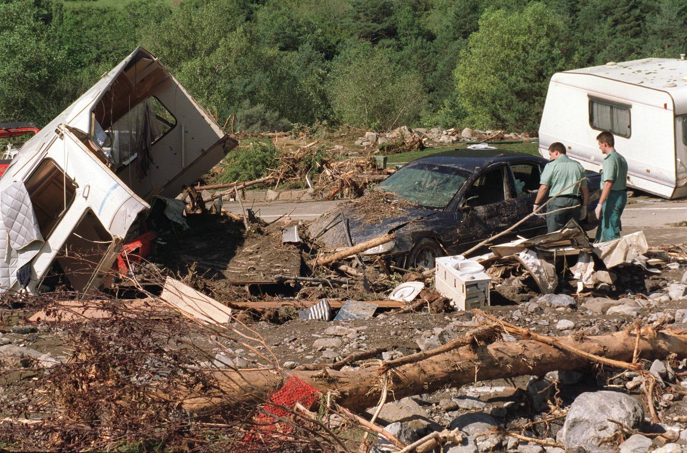 Riada arrasa el camping de "Las Nieves", en Biescas, y causa la muerte a 87 personas: en la imagen, aspecto que presentaba el lugar de los hechos un día después de la tragedia