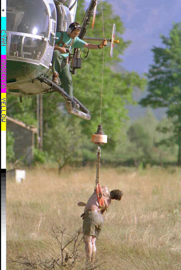 Tragedia de Biescas: 87 muertos. Equipos de rescate del Camping de Las Nieves de Biescas trasladan a las víctimas. Un helicóptero transporta un cadaver