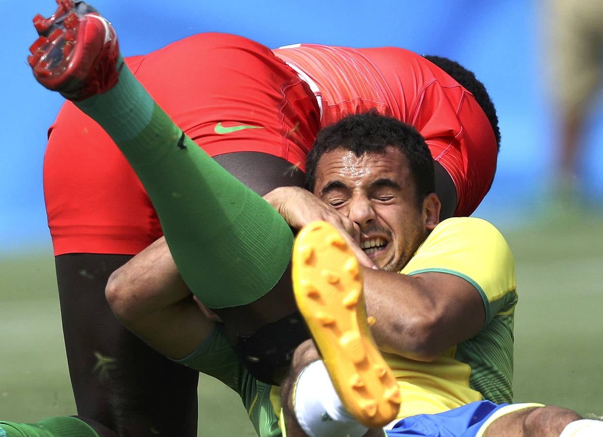 El brasileño Laurent Bourda placando al keniata Oscar Ouma.