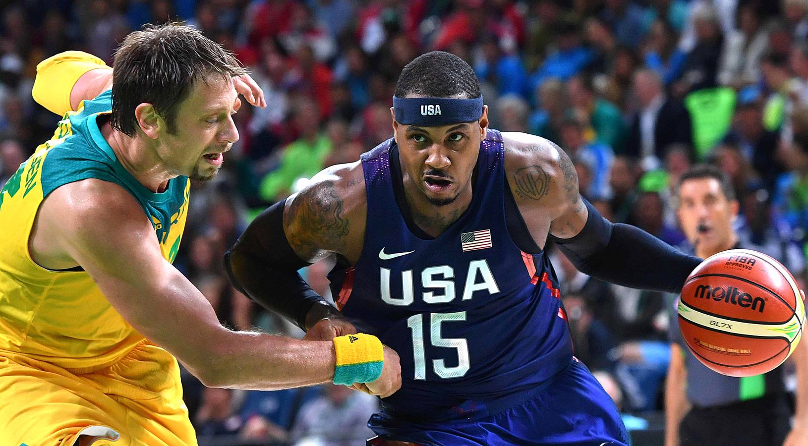 Carmelo Anthony contra Andersen, en un partido de baloncesto.