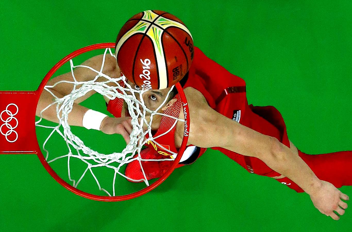 El pívot chino Zhou Qi observa el balón.