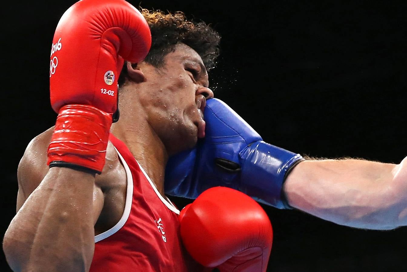 Carlos Andres Mina, púgil de Ecuador, recibiendo un duro golpe.