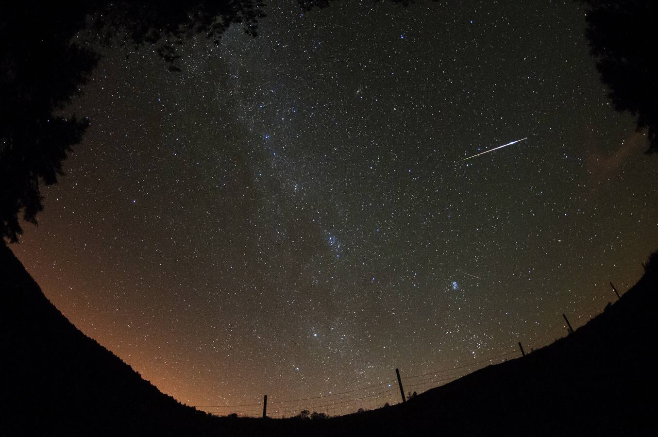 En la foto,una perseida atraviesa esta madrugada el cielo sobre la localidad cántabra de San Miguel de Aguayo.