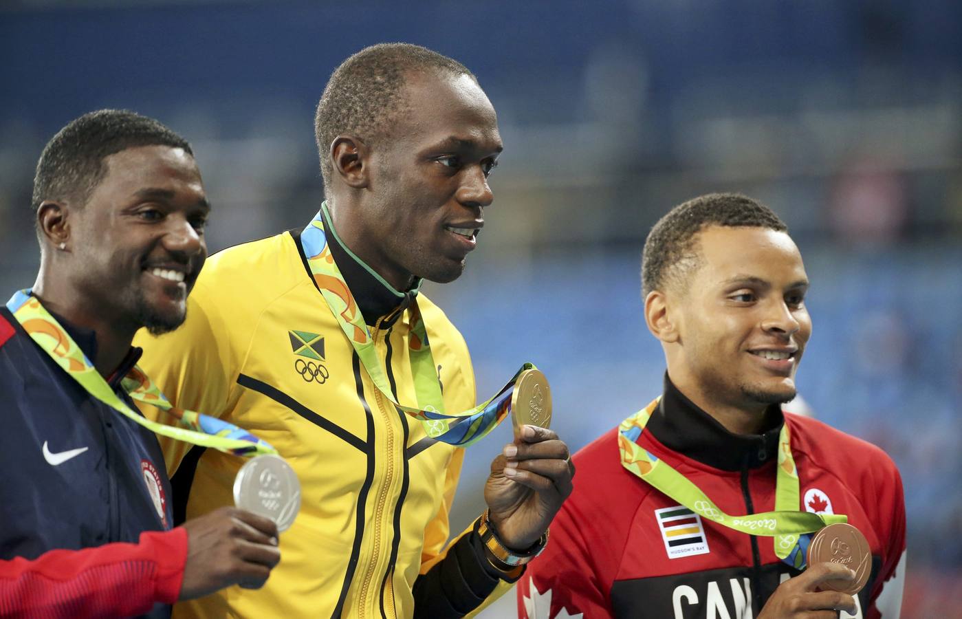 Bolt recibe su medalla de los 100 lisos