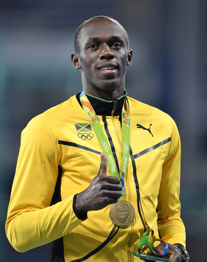 Bolt recibe su medalla de los 100 lisos