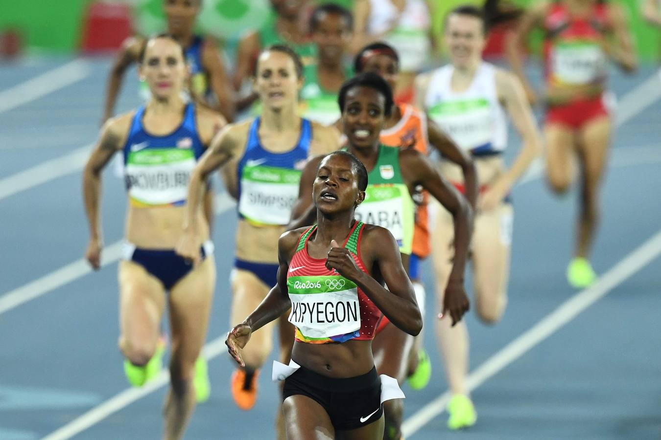 Faith Chepngetich Kipyegon sorprende a Dibaba