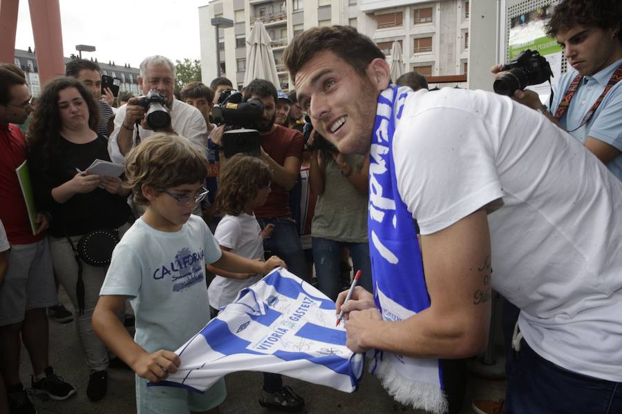 No eres del Alavés si.... no te sacas una foto con el Babazorro