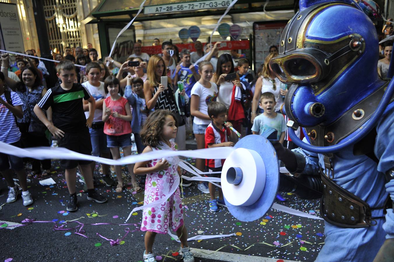 El desfile de la Ballena llena de color Bilbao