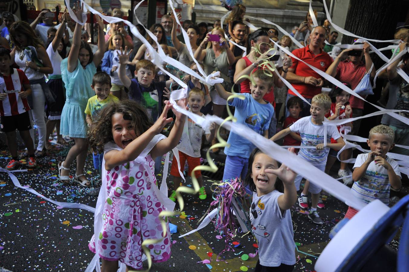 El desfile de la Ballena llena de color Bilbao