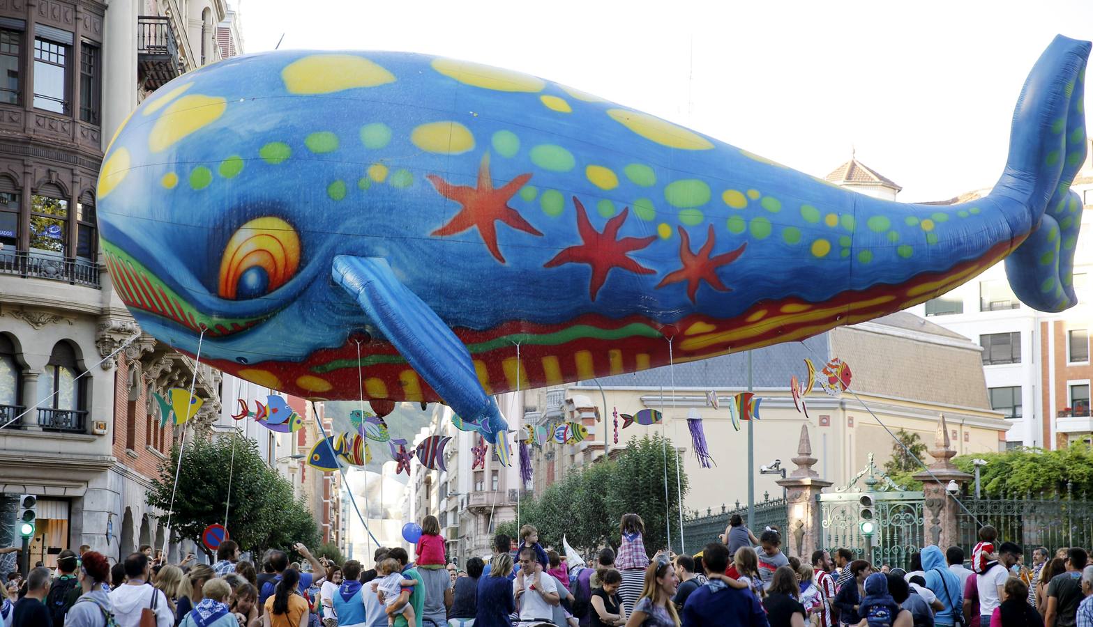 El desfile de la Ballena llena de color Bilbao