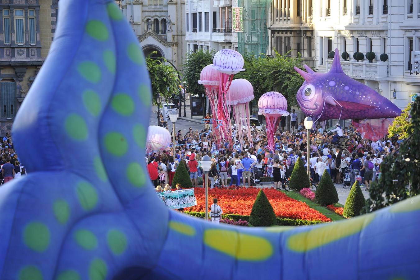 El desfile de la Ballena llena de color Bilbao