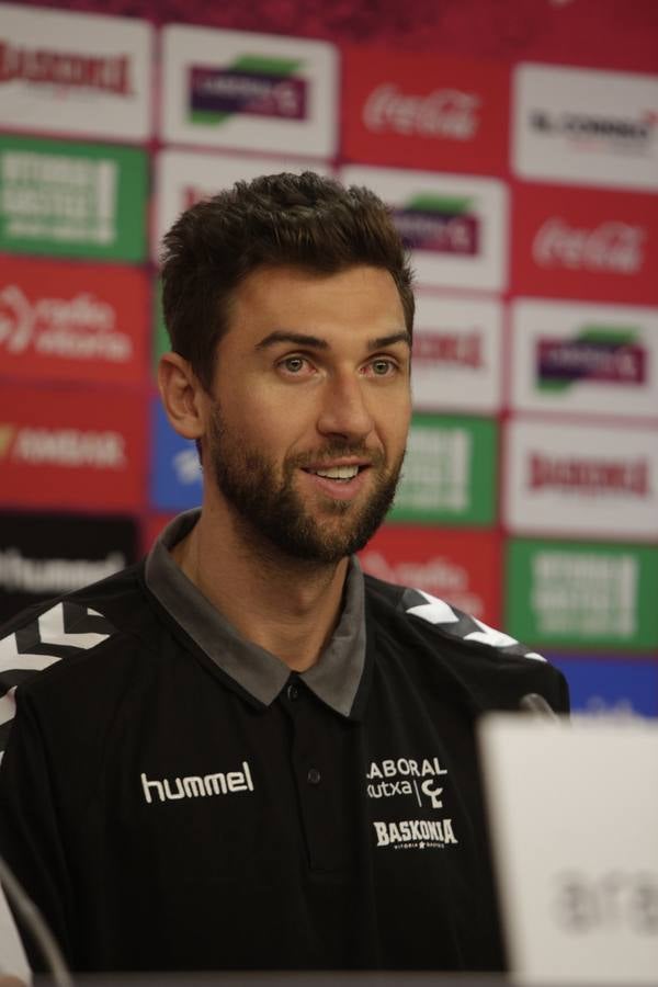 Bargnani, presentado como nuevo jugador baskonista