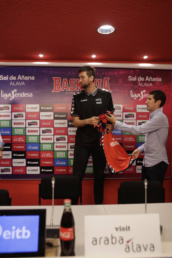 Bargnani, presentado como nuevo jugador baskonista