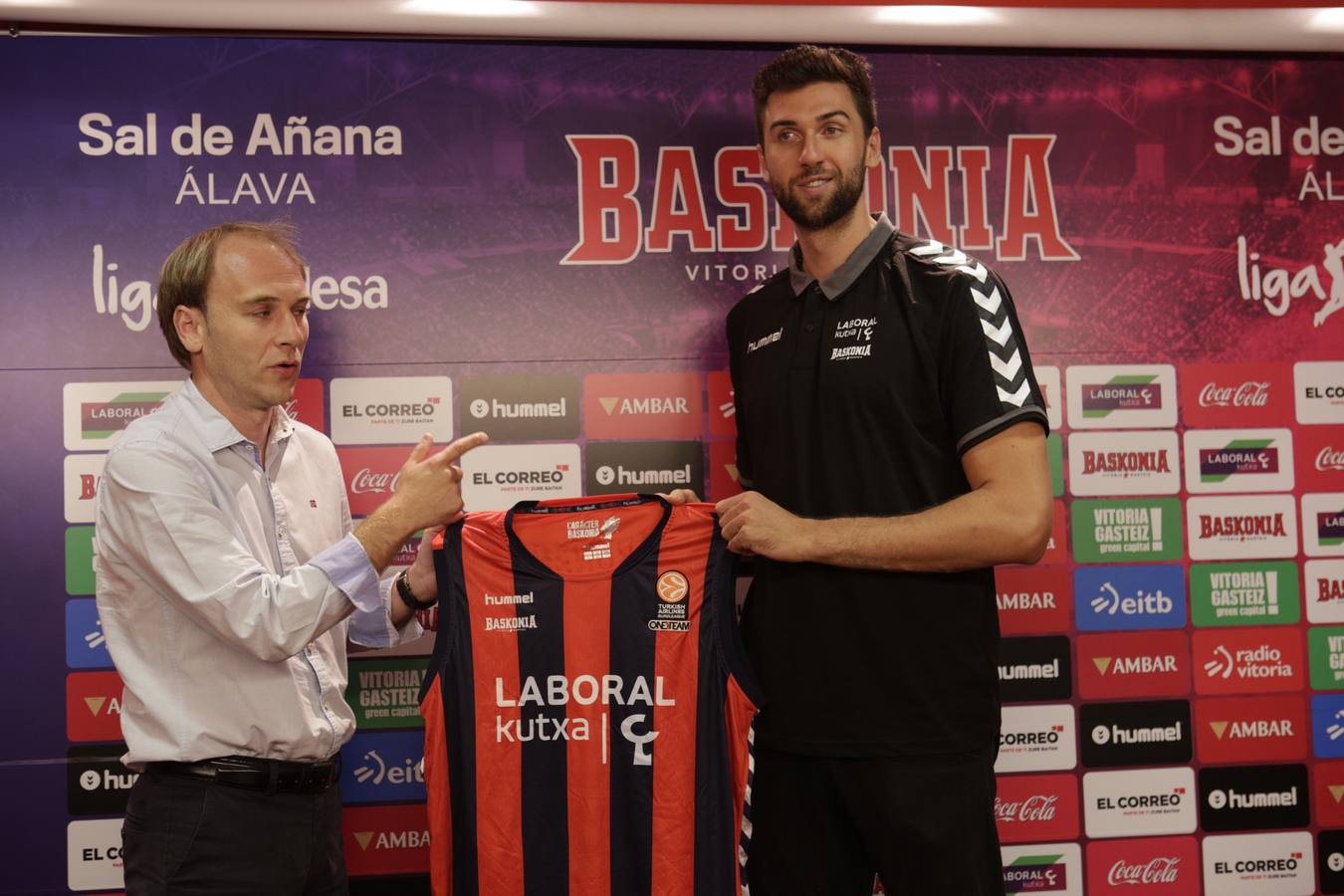 Bargnani, presentado como nuevo jugador baskonista