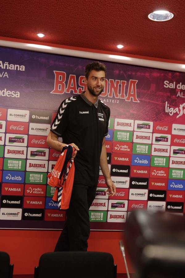 Bargnani, presentado como nuevo jugador baskonista