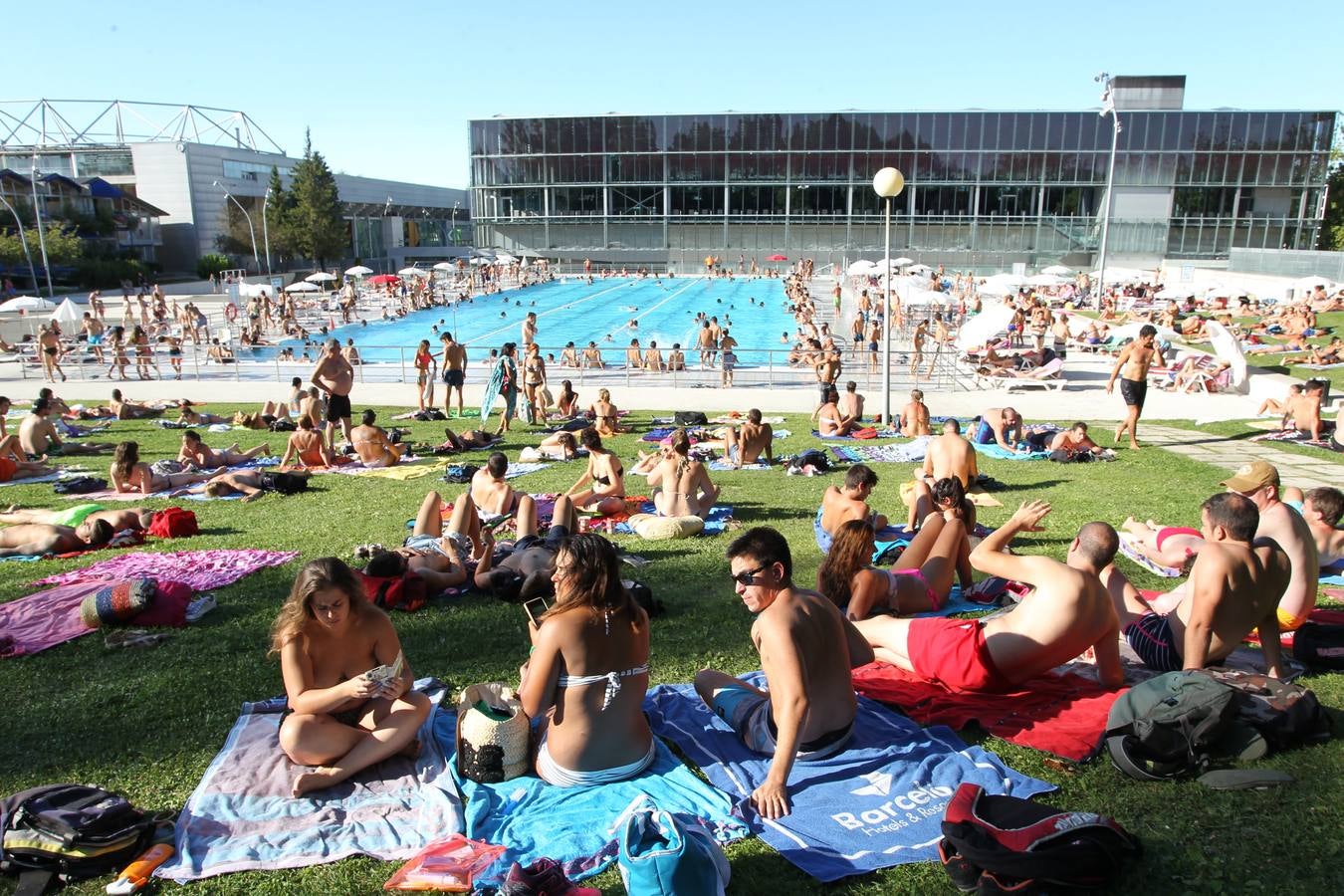 Vitoria se refugia de las altas temperaturas en las piscinas