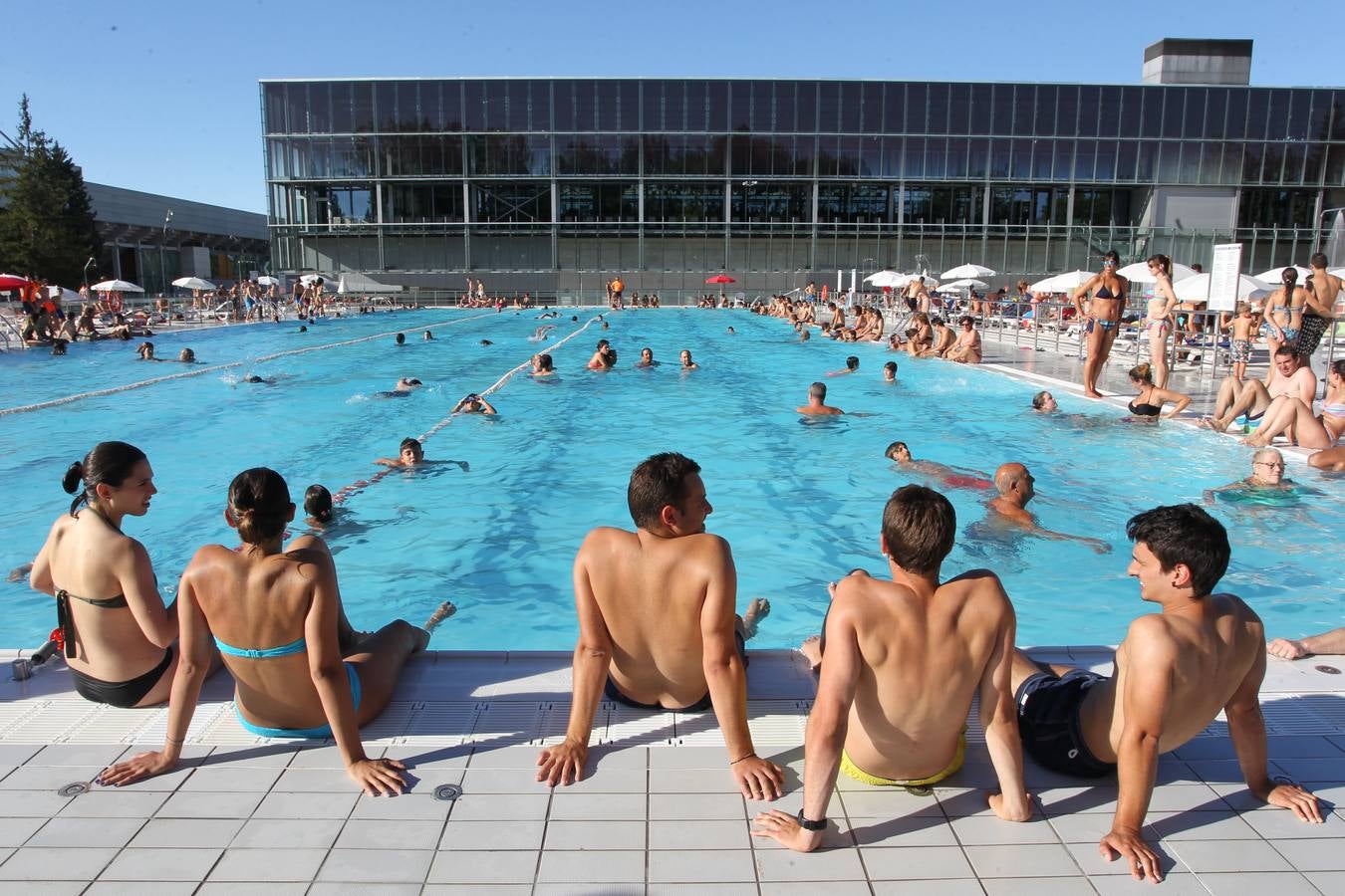 Vitoria se refugia de las altas temperaturas en las piscinas