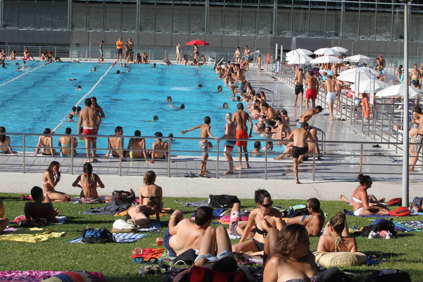 Vitoria se refugia de las altas temperaturas en las piscinas