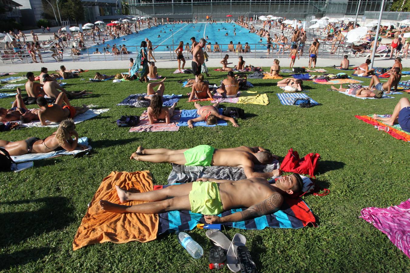 Vitoria se refugia de las altas temperaturas en las piscinas