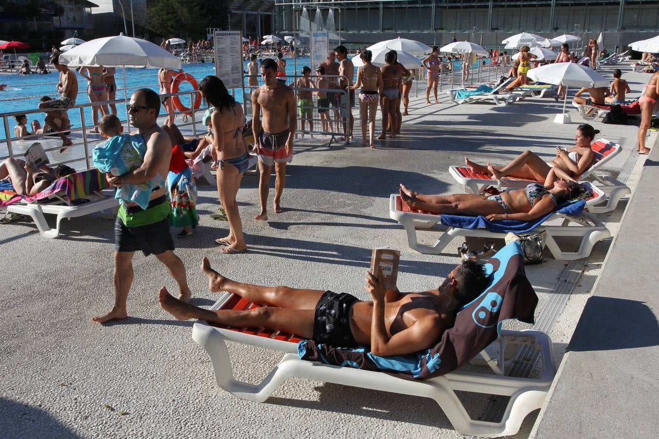 Vitoria se refugia de las altas temperaturas en las piscinas