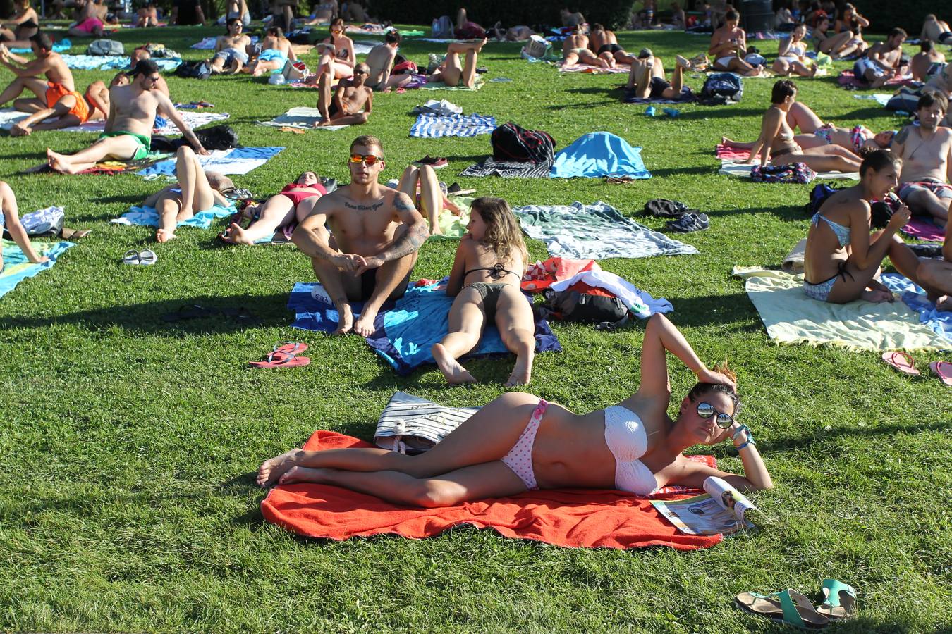 Vitoria se refugia de las altas temperaturas en las piscinas