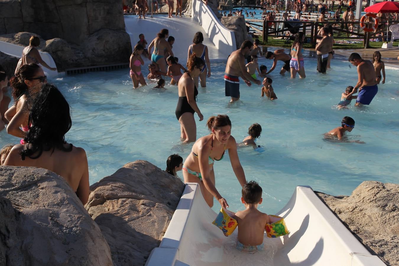 Vitoria se refugia de las altas temperaturas en las piscinas