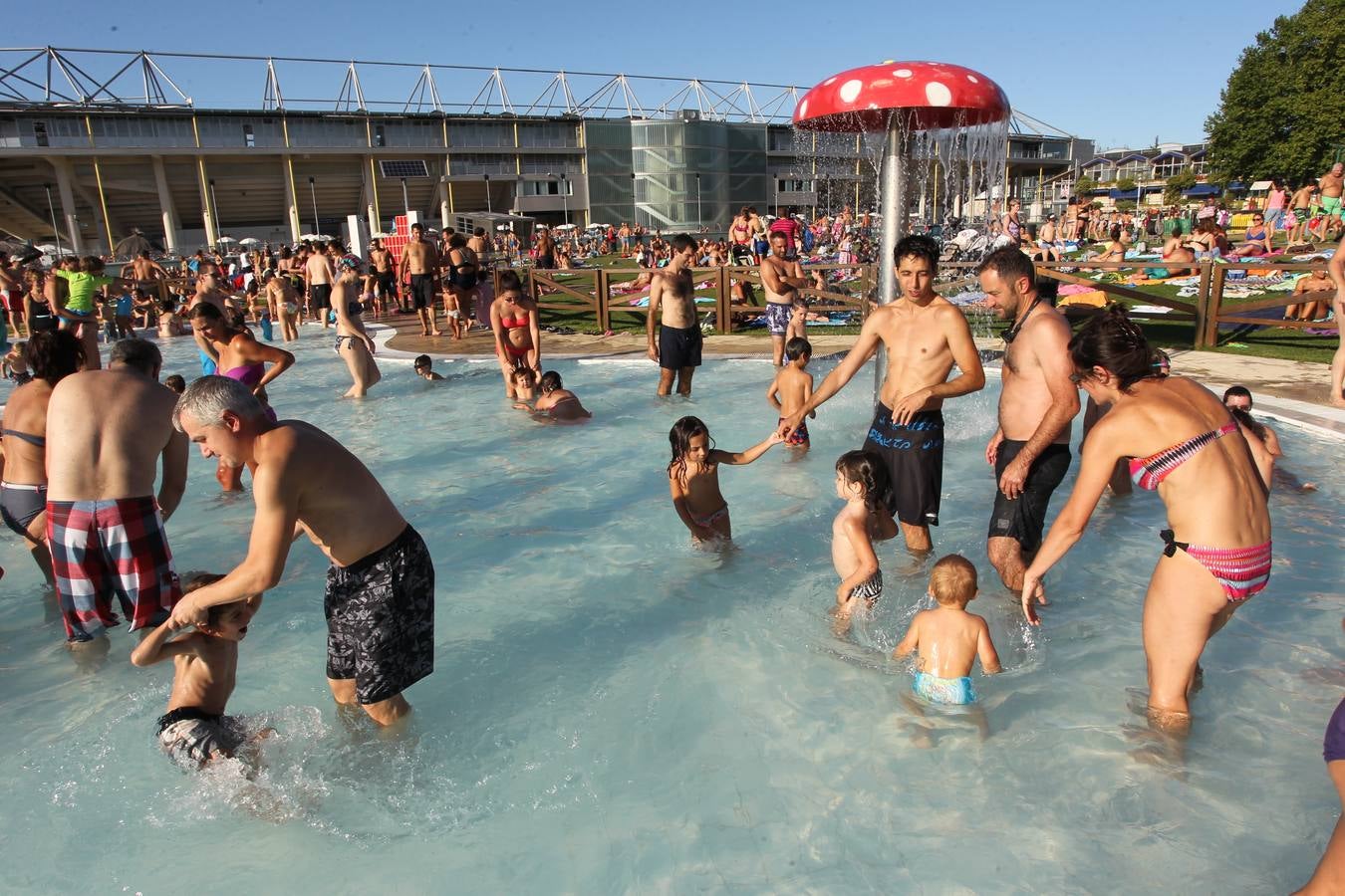 Vitoria se refugia de las altas temperaturas en las piscinas