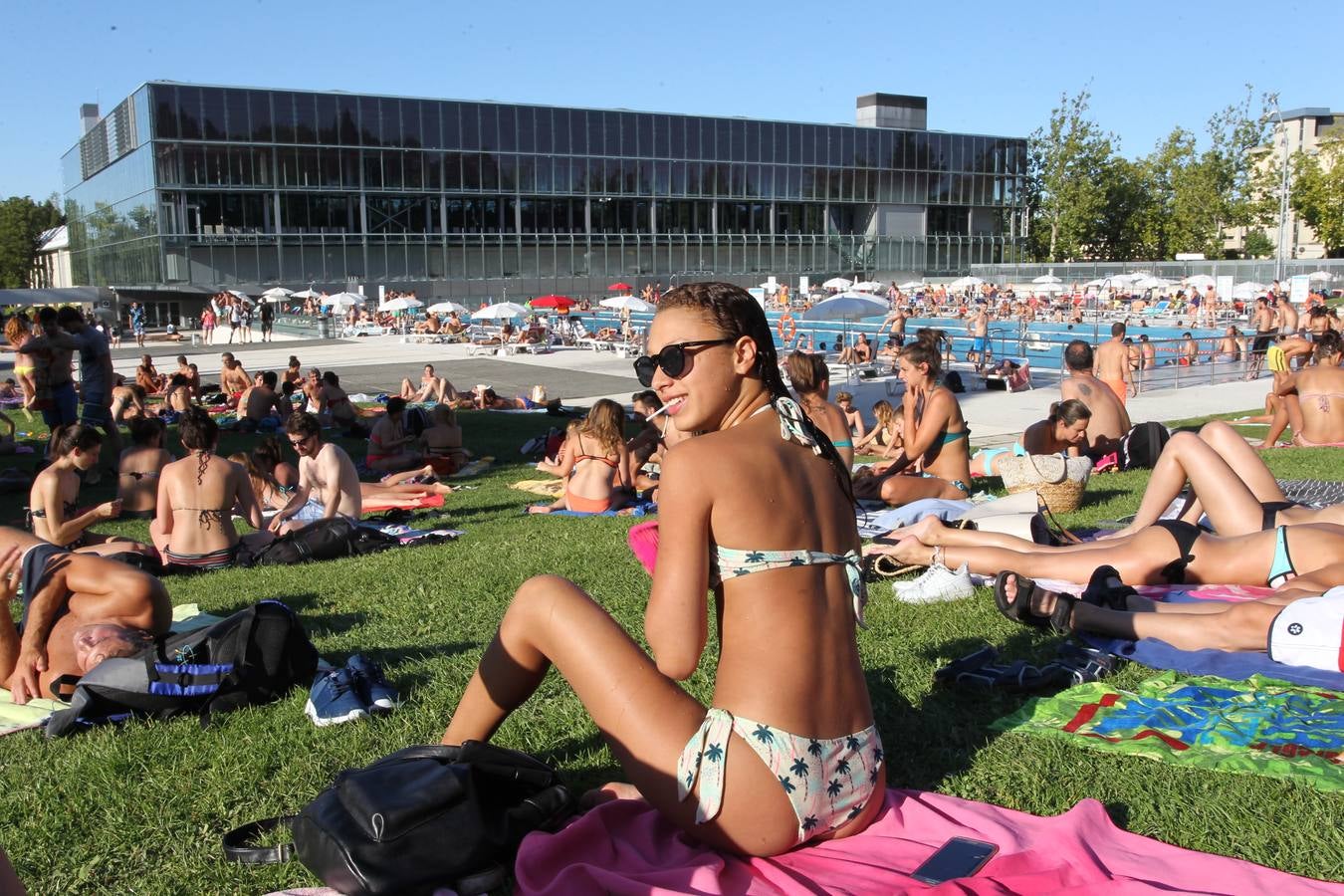 Vitoria se refugia de las altas temperaturas en las piscinas