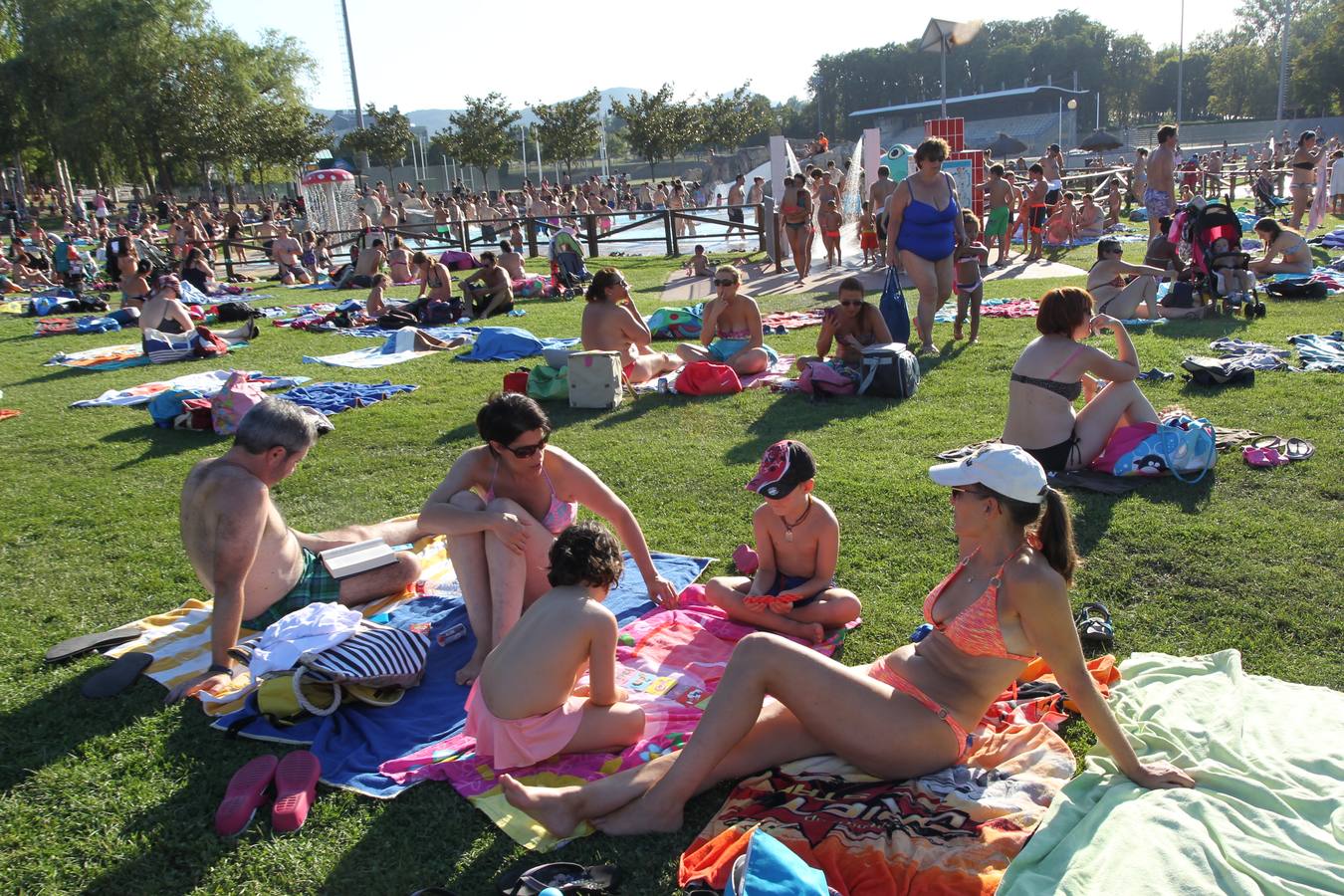 Vitoria se refugia de las altas temperaturas en las piscinas