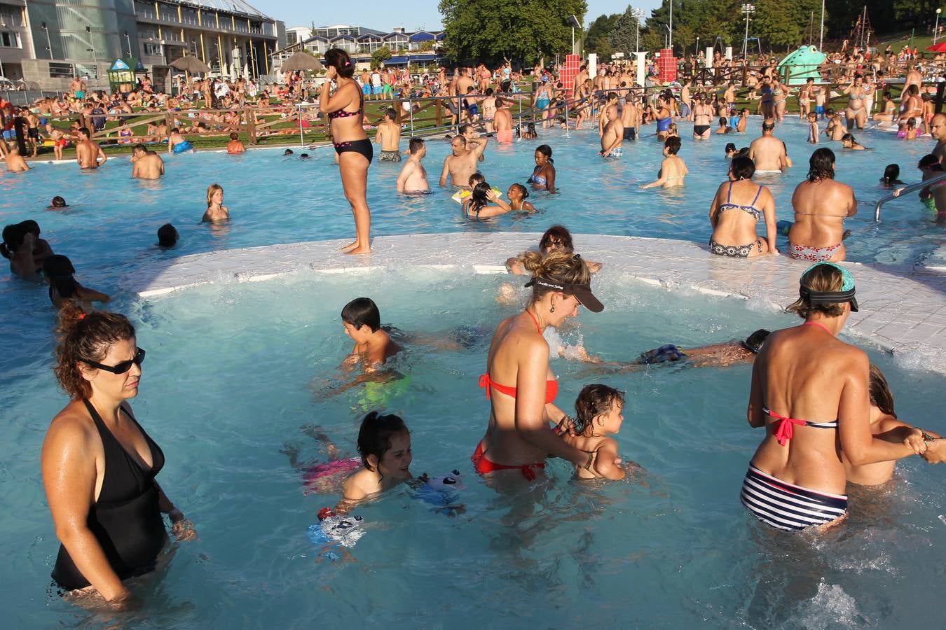 Vitoria se refugia de las altas temperaturas en las piscinas