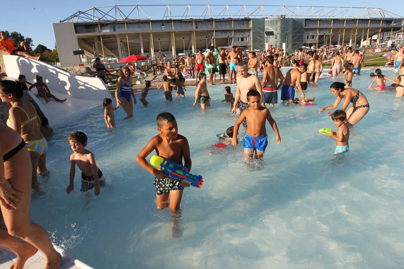 Vitoria se refugia de las altas temperaturas en las piscinas