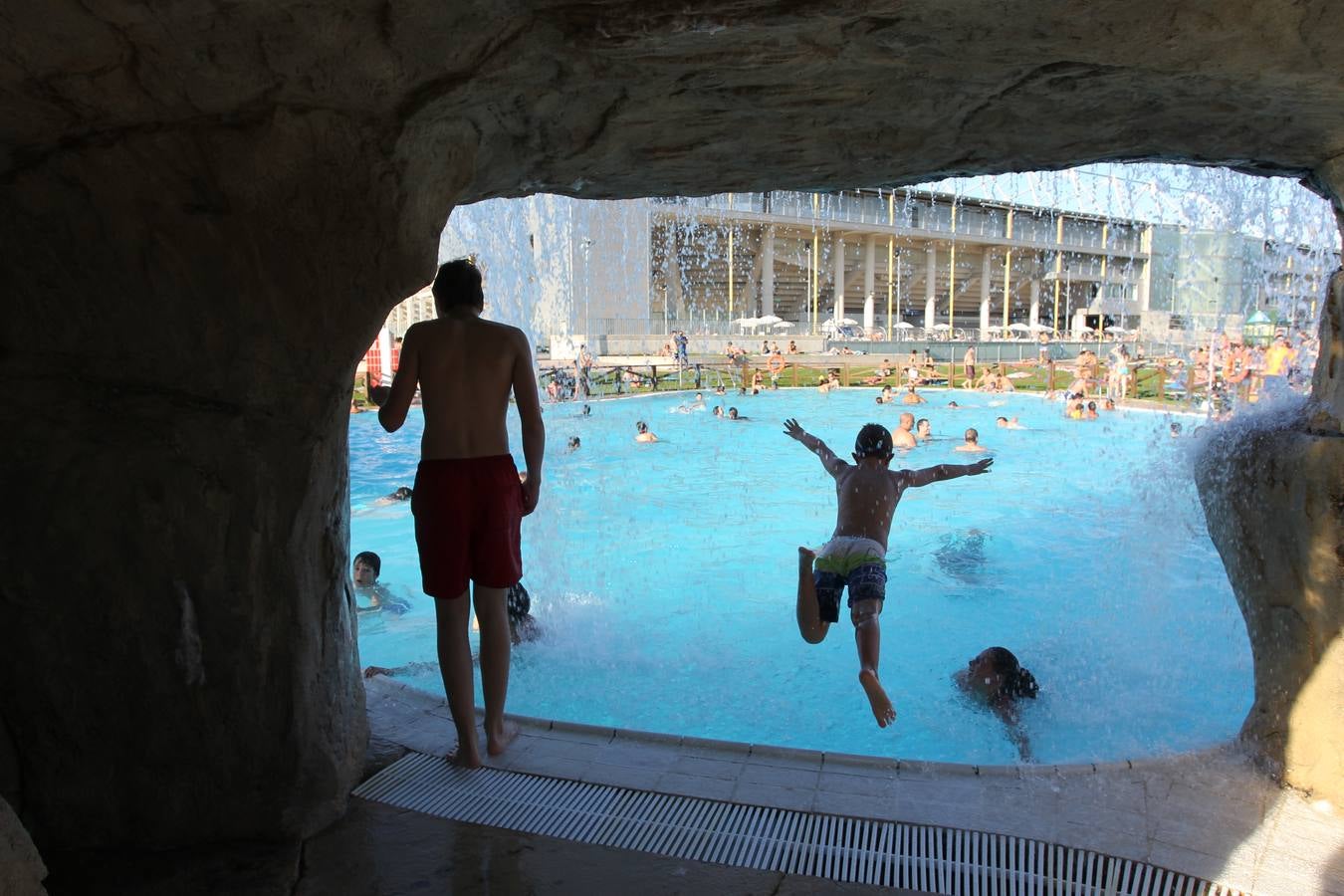 Vitoria se refugia de las altas temperaturas en las piscinas