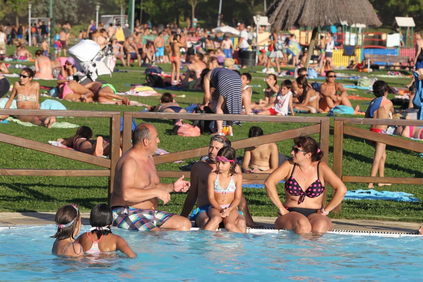 Vitoria se refugia de las altas temperaturas en las piscinas