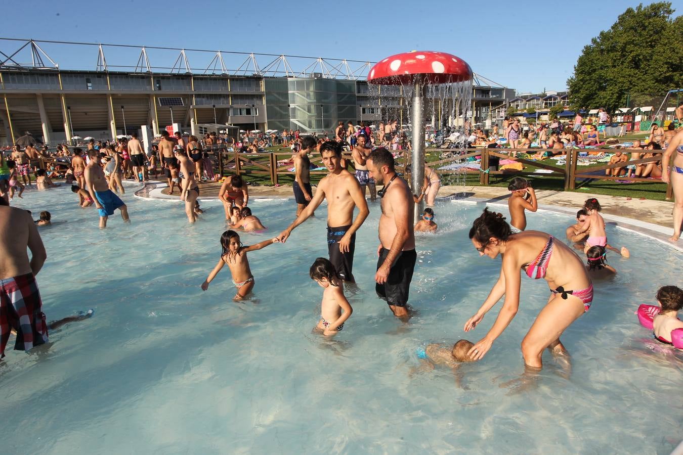 Vitoria se refugia de las altas temperaturas en las piscinas