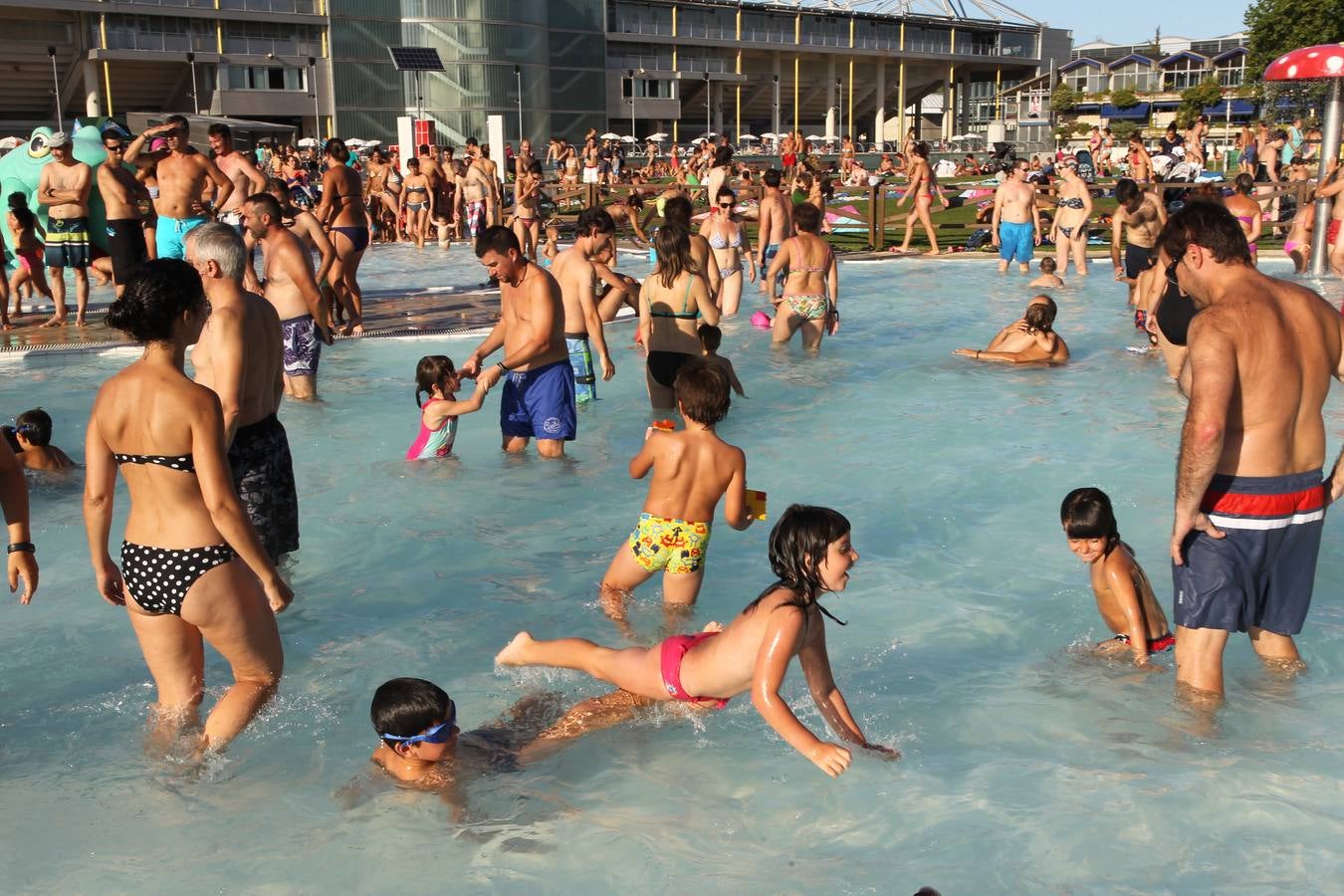 Vitoria se refugia de las altas temperaturas en las piscinas