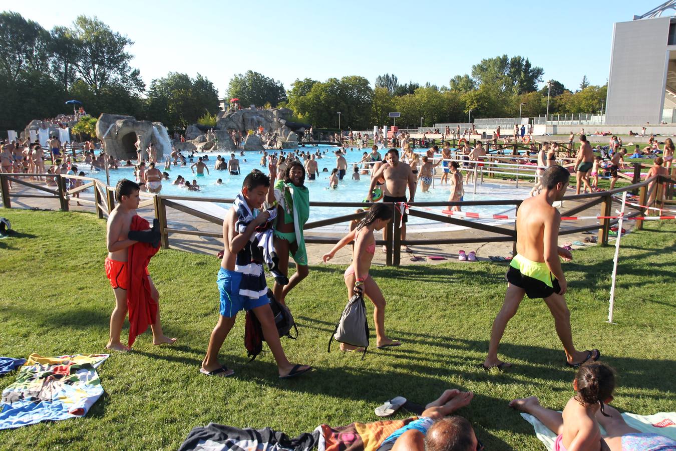 Vitoria se refugia de las altas temperaturas en las piscinas
