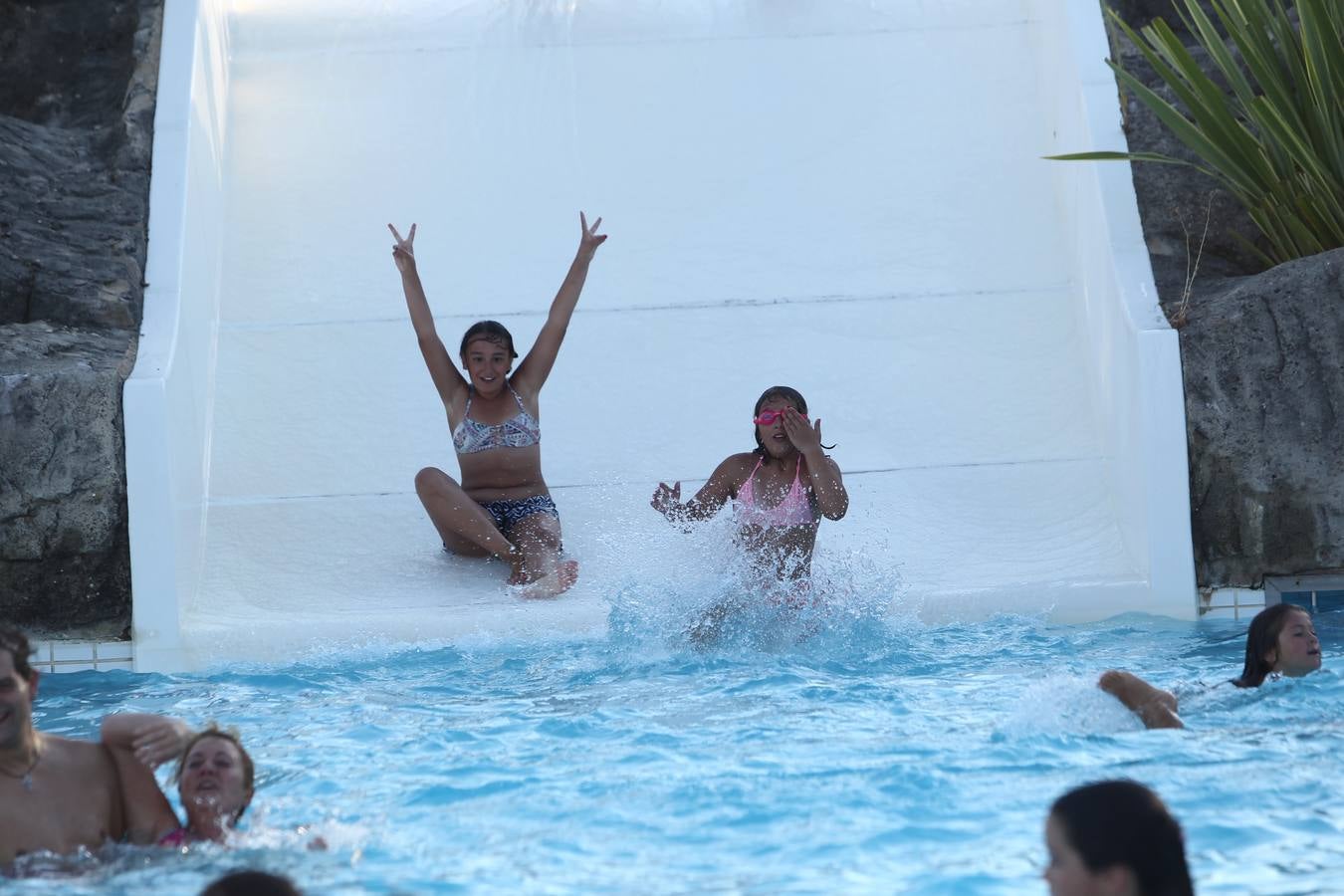 Vitoria se refugia de las altas temperaturas en las piscinas