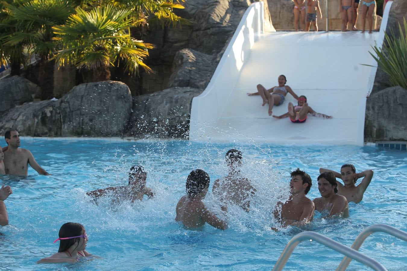 Vitoria se refugia de las altas temperaturas en las piscinas